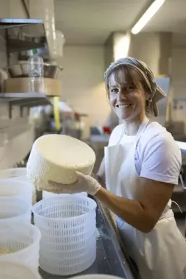 En kvinne lager blåmuggost. 