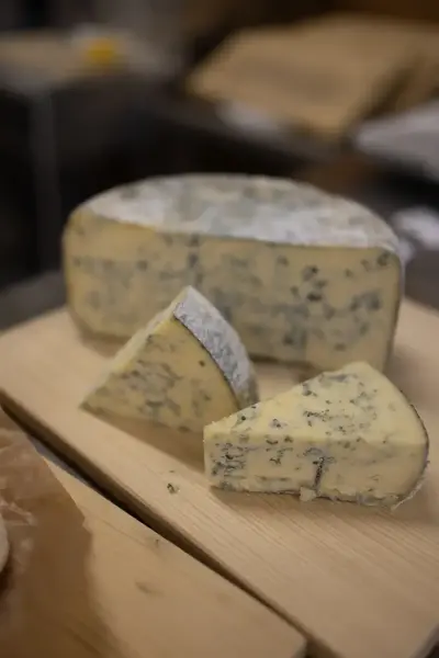 Blåmuggost på et fat. 