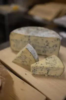 Blåmuggost på et fat. 