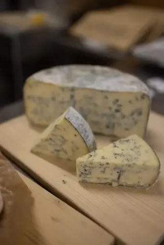 Blåmuggost på et fat. 