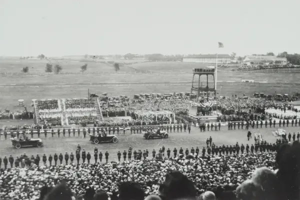 hundreårsfeiringen for norsk innvandring til Nord-Amerika i 1925. En bilkortesje kjører forbi store mengder publikummere