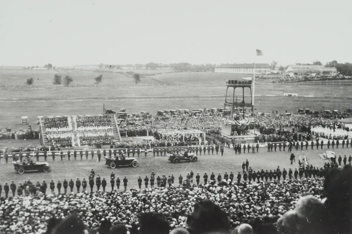 hundreårsfeiringen for norsk innvandring til Nord-Amerika i 1925. En bilkortesje kjører forbi store mengder publikummere