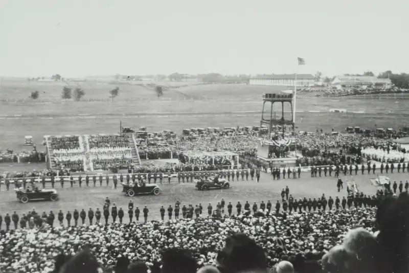 hundreårsfeiringen for norsk innvandring til Nord-Amerika i 1925. En bilkortesje kjører forbi store mengder publikummere