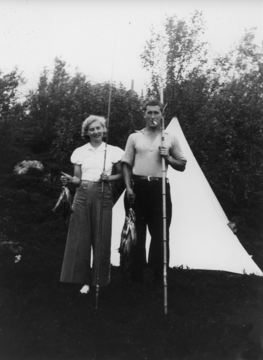 Dagrun Eriksen, f.1921, Skaland og Alf Jakobsen, f.1916. Mefjordvær på fisketur i Svandalen i 1940.