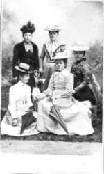 Venninner hos fotografen Nr. 1 fra venstre er Anna f. Iverse