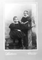 Agnes og Esther Pettersen. fra Skiptvet.