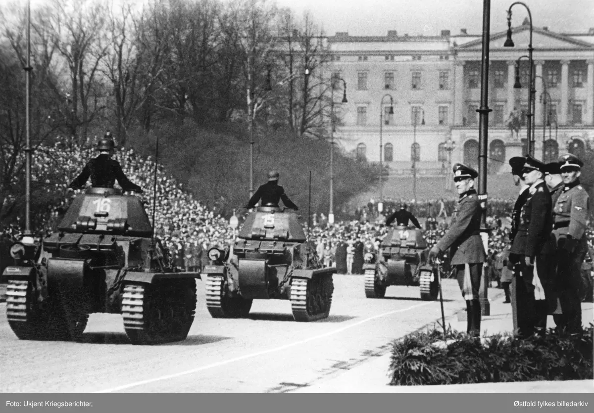 Tyske propagandabilder fra andre verdenskrig.
Fra militær parade med tanks i Karl Johans gate, Oslo. Slottet i bakgrunnen. Offiseren kan være Falkenhorst?