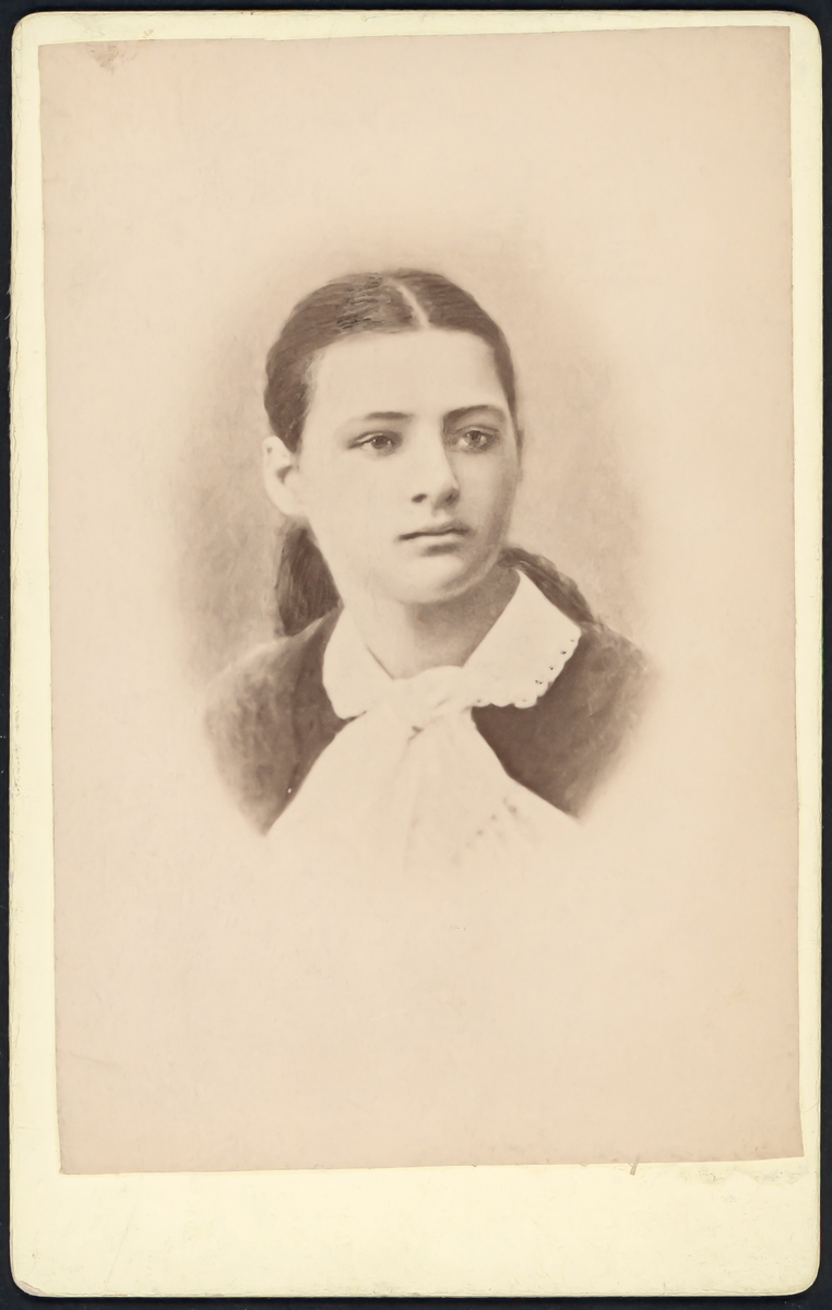 Svartvit porträtt av Anna Wallin.