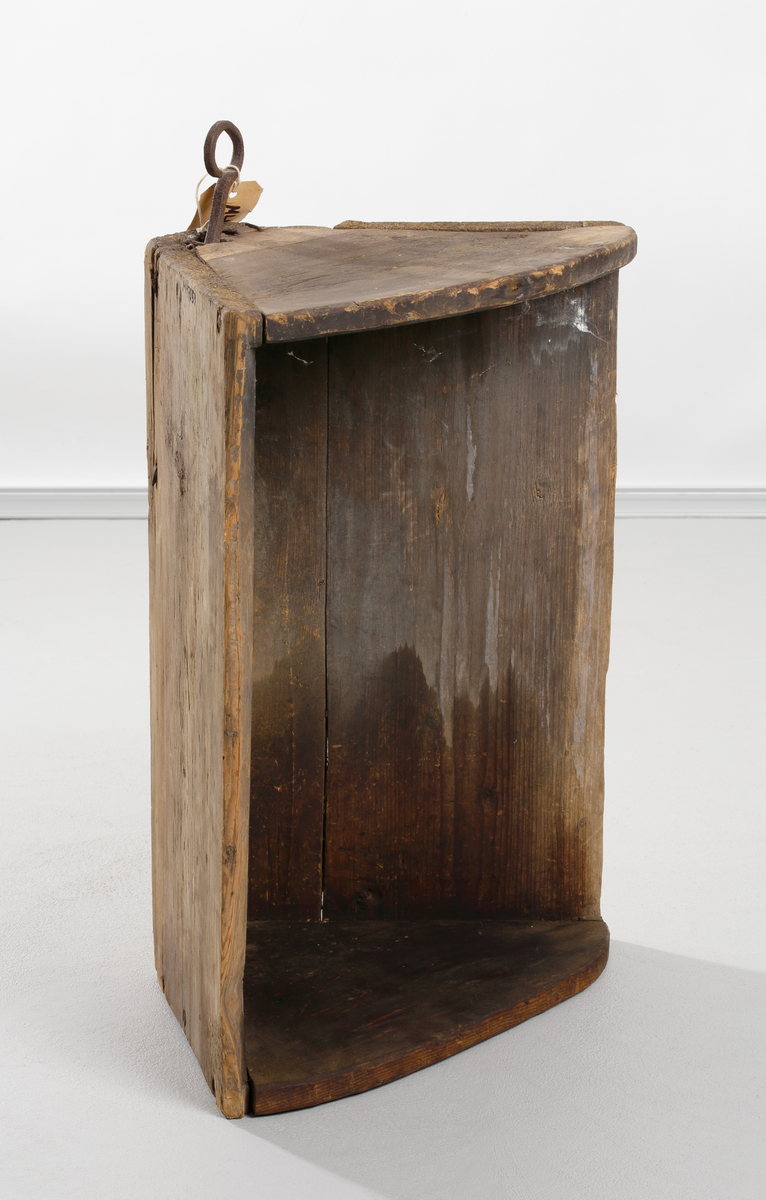 Loglykta i trä, för ett ljus. Lyktan består av ett antal grovt hyvlade brädor, hopspikade så ett de bildar en vagga ställd på högkant. Ljuskällan ställdes inuti lyktan och använde dess väggar som en reflektor. I lyktans botten syns spår efter olika ljuskällor som kunde bestå av t ex talgljus.
Loglyktan har varit brukad vid t ex tröskningsarbete och då man behövde belysning  till arbetet i ladugården.