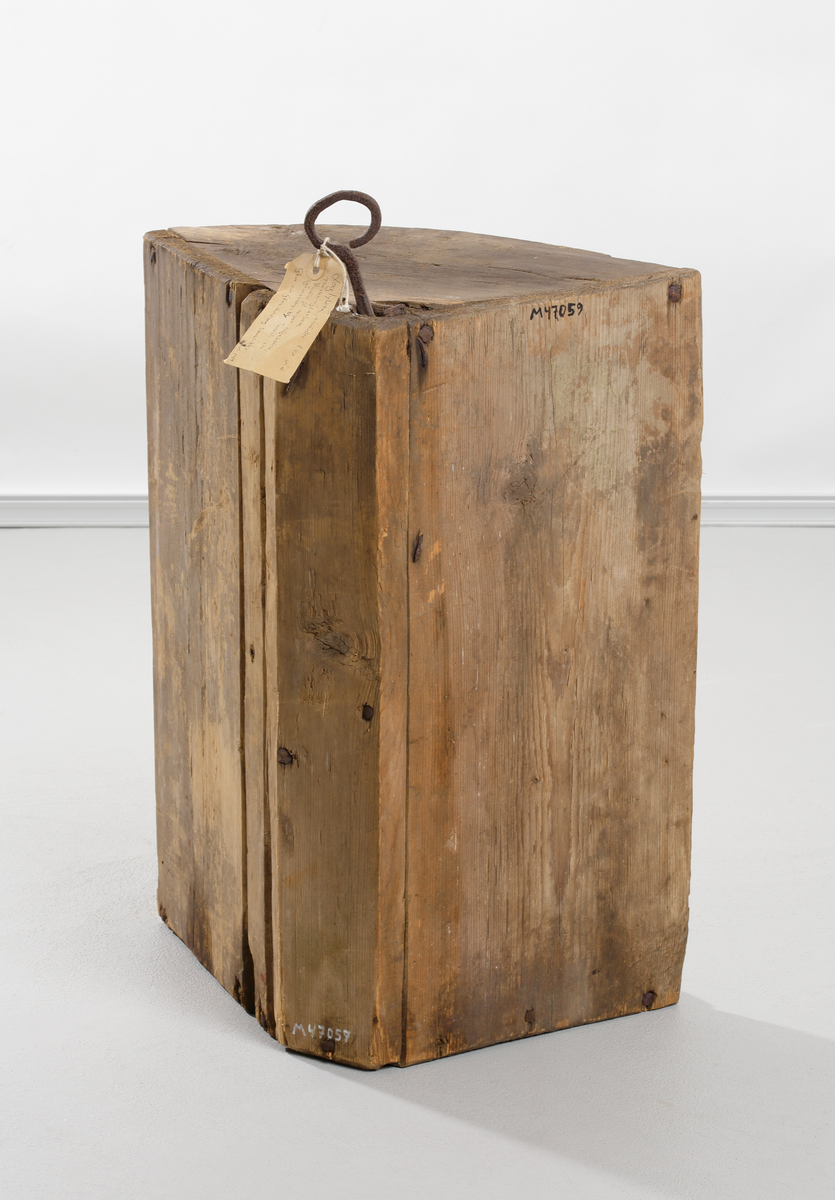 Loglykta i trä, för ett ljus. Lyktan består av ett antal grovt hyvlade brädor, hopspikade så ett de bildar en vagga ställd på högkant. Ljuskällan ställdes inuti lyktan och använde dess väggar som en reflektor. I lyktans botten syns spår efter olika ljuskällor som kunde bestå av t ex talgljus.
Loglyktan har varit brukad vid t ex tröskningsarbete och då man behövde belysning  till arbetet i ladugården.