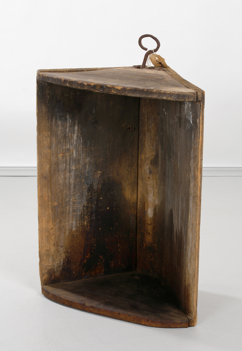 Loglykta i trä, för ett ljus. Lyktan består av ett antal grovt hyvlade brädor, hopspikade så ett de bildar en vagga ställd på högkant. Ljuskällan ställdes inuti lyktan och använde dess väggar som en reflektor. I lyktans botten syns spår efter olika ljuskällor som kunde bestå av t ex talgljus.
Loglyktan har varit brukad vid t ex tröskningsarbete och då man behövde belysning  till arbetet i ladugården.