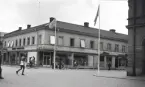 Den s.k. P.N. Perssons hörna i korsningen Kungsgatan/Storgatan, mot stortorget.
Till vänster ser man också Philip Carlssons herrekipering och till höger Wigéns hattaffär och skoaffären Oscaria.