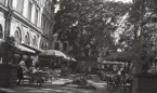Stadshotellet, Växjö. Den nya uteserveringen med musikpaviljong i den s.k. Lagerlunden utmed Kungsgatan, efter renoveringen 1941.
.