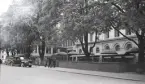 Stadshotellet, Växjö. Den nya entrén och uteserveringen, den s.k. Lagerlunden utmed Kungsgatan, efter renoveringen 1941.
I bakgrunden skymtar man residenset, på andra sidan stortorget. 
.