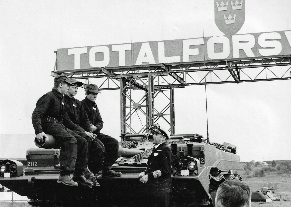 Sex bilder från Totalförsvarets dag under länsutställningen R 68 på arenan i Skövde 1968-06-09. A: Viceamiral Oscar Krokstedt vid en Strv 103. B: Öv Kjell Nordström och vam Oscar Krokstedt. C: Fjs maskot. D: Öv Per Björkman och övlt Bengt Linell. F: Öv Kjell Nordströn, vam Oscar Krokstedt och okänd flygöverste framför en J 35 Draken.