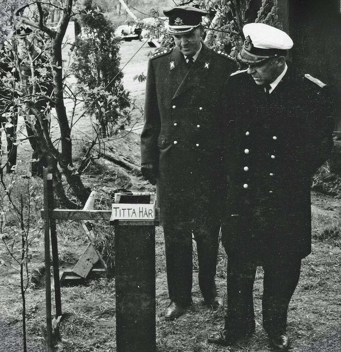 Sex bilder från Totalförsvarets dag under länsutställningen R 68 på arenan i Skövde 1968-06-09. A: Viceamiral Oscar Krokstedt vid en Strv 103. B: Öv Kjell Nordström och vam Oscar Krokstedt. C: Fjs maskot. D: Öv Per Björkman och övlt Bengt Linell. F: Öv Kjell Nordströn, vam Oscar Krokstedt och okänd flygöverste framför en J 35 Draken.