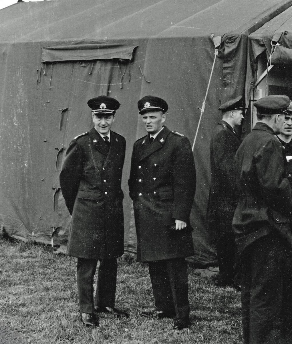 Sex bilder från Totalförsvarets dag under länsutställningen R 68 på arenan i Skövde 1968-06-09. A: Viceamiral Oscar Krokstedt vid en Strv 103. B: Öv Kjell Nordström och vam Oscar Krokstedt. C: Fjs maskot. D: Öv Per Björkman och övlt Bengt Linell. F: Öv Kjell Nordströn, vam Oscar Krokstedt och okänd flygöverste framför en J 35 Draken.