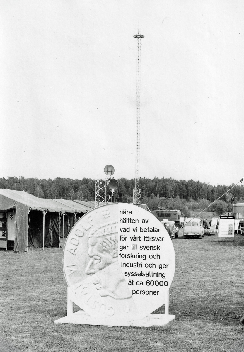 Sex bilder från Totalförsvarets dag under länsutställningen R 68 på arenan i Skövde 1968-06-09. A: Viceamiral Oscar Krokstedt vid en Strv 103. B: Öv Kjell Nordström och vam Oscar Krokstedt. C: Fjs maskot. D: Öv Per Björkman och övlt Bengt Linell. F: Öv Kjell Nordströn, vam Oscar Krokstedt och okänd flygöverste framför en J 35 Draken.