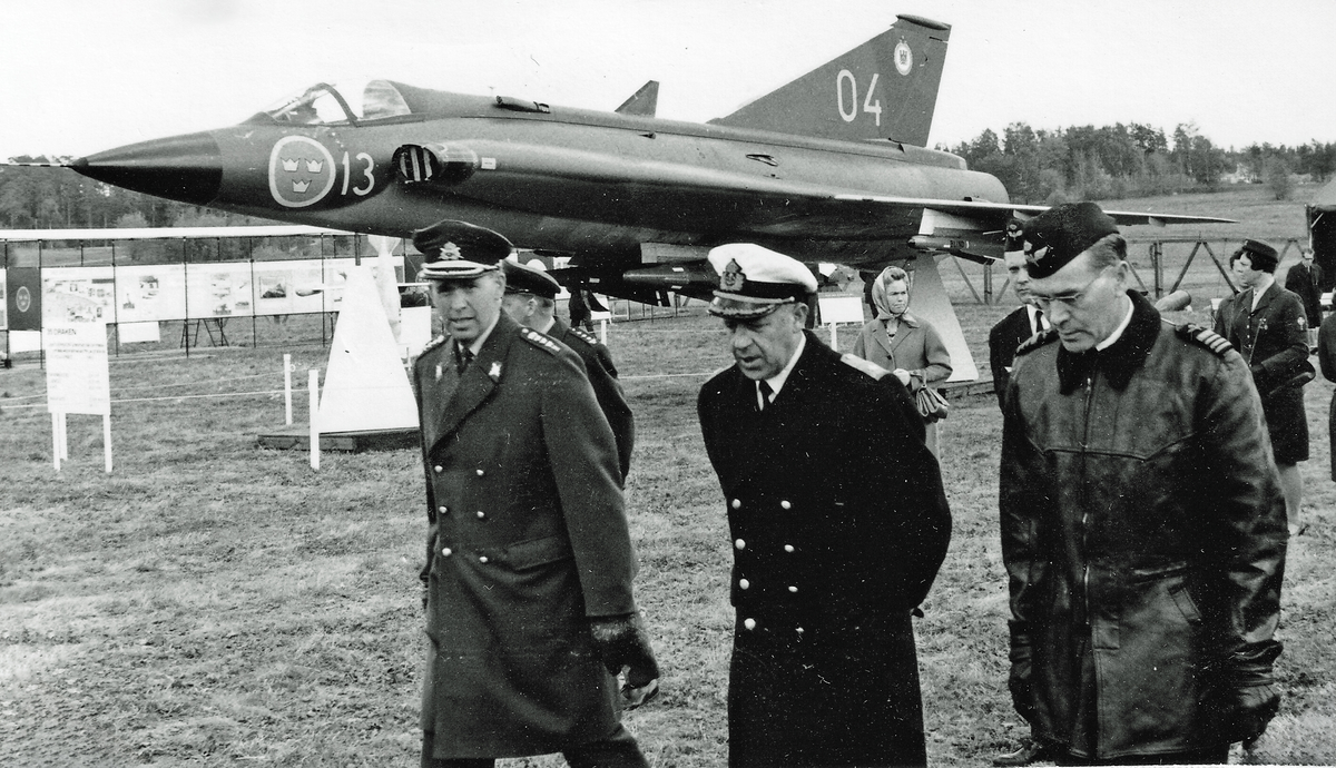 Sex bilder från Totalförsvarets dag under länsutställningen R 68 på arenan i Skövde 1968-06-09. A: Viceamiral Oscar Krokstedt vid en Strv 103. B: Öv Kjell Nordström och vam Oscar Krokstedt. C: Fjs maskot. D: Öv Per Björkman och övlt Bengt Linell. F: Öv Kjell Nordströn, vam Oscar Krokstedt och okänd flygöverste framför en J 35 Draken.