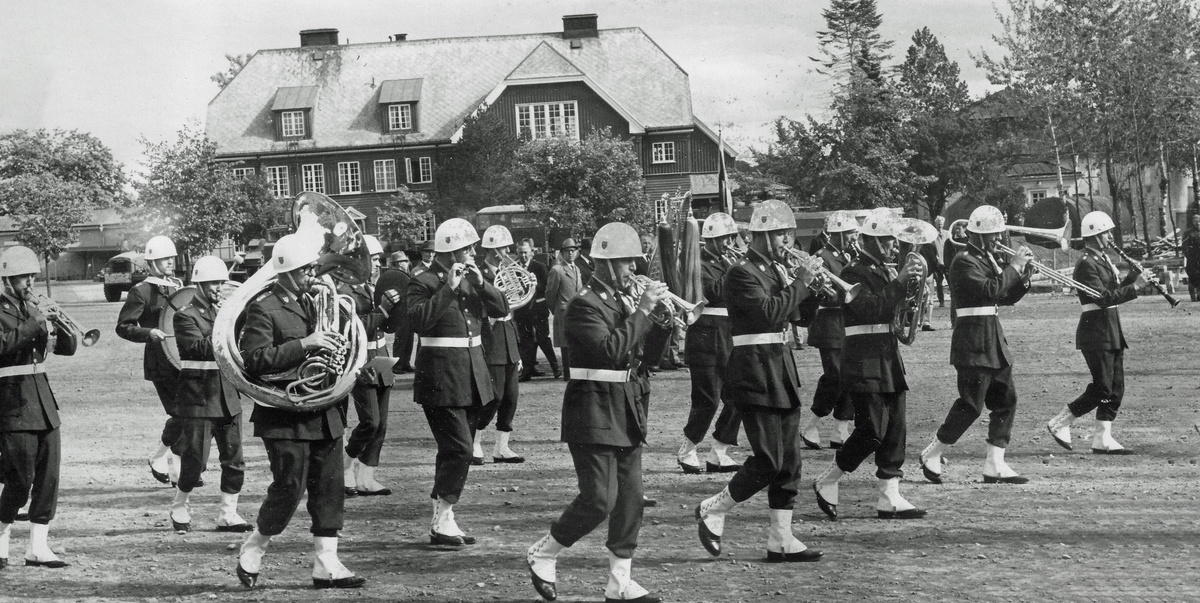Sju bilder från regementets dag vid Skaraborg regemente 1968-09-14. A och B: Figurativ marsch. C: Lunch i matsalen. D: Prisutdelning på pansarvallen. E: Sten Millqvist. F: Ove Källman i annorlunda överdragsklädsel. G: Pansarvallen