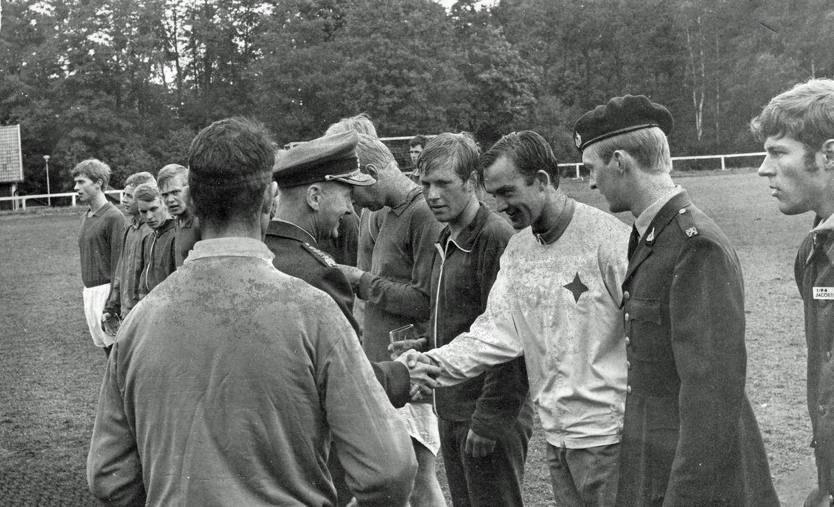 Sju bilder från regementets dag vid Skaraborg regemente 1968-09-14. A och B: Figurativ marsch. C: Lunch i matsalen. D: Prisutdelning på pansarvallen. E: Sten Millqvist. F: Ove Källman i annorlunda överdragsklädsel. G: Pansarvallen