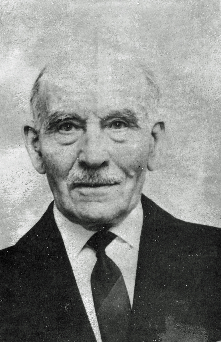 Skaraborgs regementes sex sista gratialister i februari 1969. Stennert och Storm har tillhört Västgöta regemente medan övriga tillhört Skaraborgs regemente. Stennert var anställd som volontär medan övriga tillhörde indelningsverket. Samtliga erhöll underhåll från Vadstena Krigsmanshuskassa om 600 kr/år, vilket utbetalades kvartalsvis. A: Clas Albert Bohlin f. 1878-10-23. B: Karl Oskar Holm f.1879-01-16. C: Axel Einar Ljung f. 1883-07-20. D: Albert Eklind f. 1883-03-10. E: Axel Vilhelm Storm f. 1879-12-20 F: Arne Heribert Stennert f. 1885-03-26