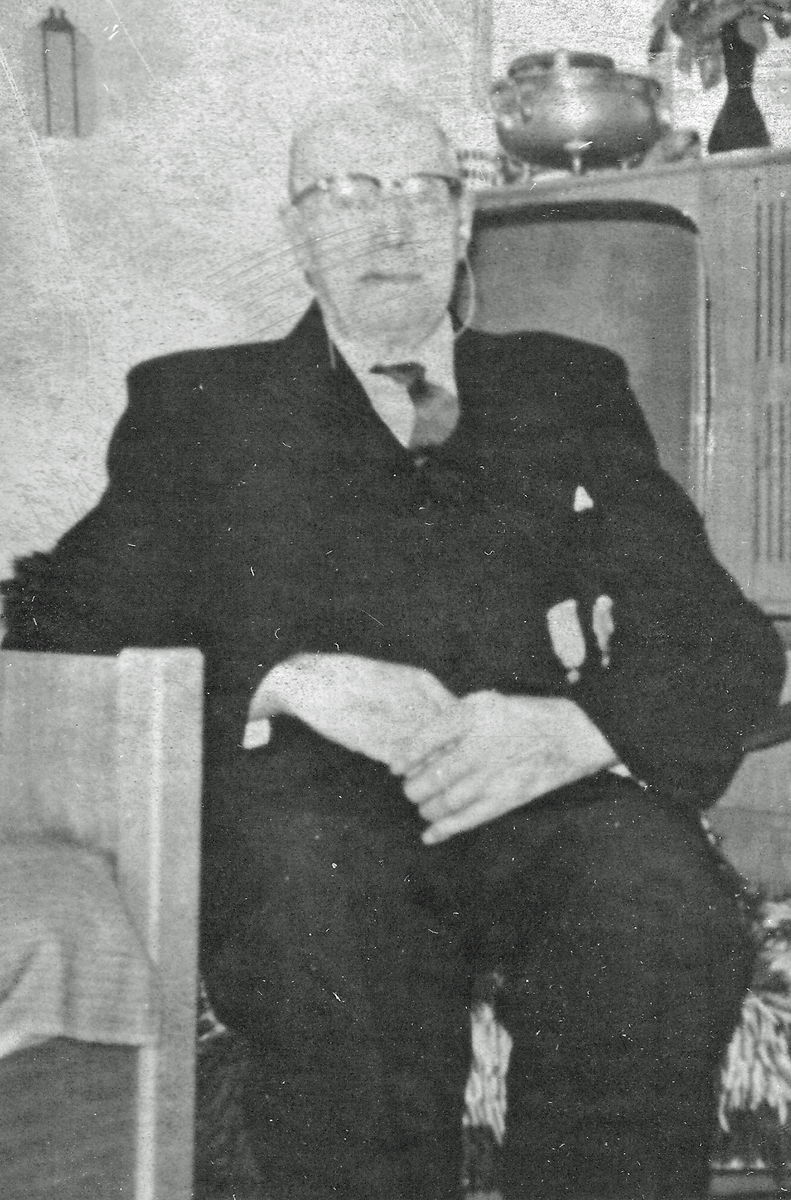 Skaraborgs regementes sex sista gratialister i februari 1969. Stennert och Storm har tillhört Västgöta regemente medan övriga tillhört Skaraborgs regemente. Stennert var anställd som volontär medan övriga tillhörde indelningsverket. Samtliga erhöll underhåll från Vadstena Krigsmanshuskassa om 600 kr/år, vilket utbetalades kvartalsvis. A: Clas Albert Bohlin f. 1878-10-23. B: Karl Oskar Holm f.1879-01-16. C: Axel Einar Ljung f. 1883-07-20. D: Albert Eklind f. 1883-03-10. E: Axel Vilhelm Storm f. 1879-12-20 F: Arne Heribert Stennert f. 1885-03-26