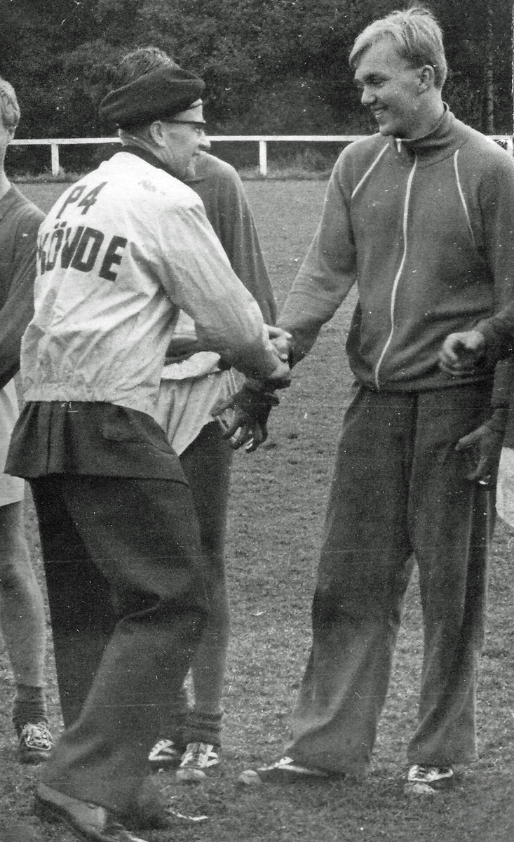 Sju bilder från regementets dag vid Skaraborg regemente 1968-09-14. A och B: Figurativ marsch. C: Lunch i matsalen. D: Prisutdelning på pansarvallen. E: Sten Millqvist. F: Ove Källman i annorlunda överdragsklädsel. G: Pansarvallen