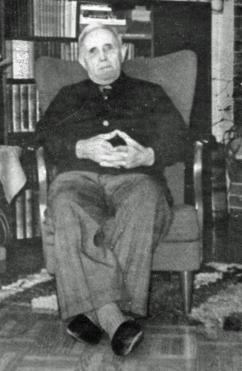 Skaraborgs regementes sex sista gratialister i februari 1969. Stennert och Storm har tillhört Västgöta regemente medan övriga tillhört Skaraborgs regemente. Stennert var anställd som volontär medan övriga tillhörde indelningsverket. Samtliga erhöll underhåll från Vadstena Krigsmanshuskassa om 600 kr/år, vilket utbetalades kvartalsvis. A: Clas Albert Bohlin f. 1878-10-23. B: Karl Oskar Holm f.1879-01-16. C: Axel Einar Ljung f. 1883-07-20. D: Albert Eklind f. 1883-03-10. E: Axel Vilhelm Storm f. 1879-12-20 F: Arne Heribert Stennert f. 1885-03-26