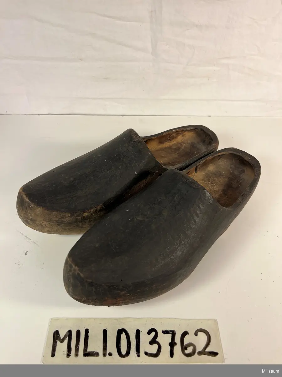 Trätofflor handgjorda. Med osulade träbottnar.
