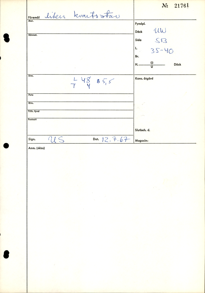 List med en vinklad yta och tre spikhål.
Mycket vittrad i ändarna. Flagnar, mycket torr.