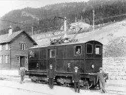 Mannskap og andre personer poserer ved lok 2 på Thamshavn