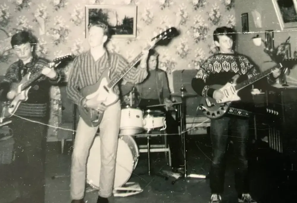 Tre gutar med bassgitar og ein med trommesett