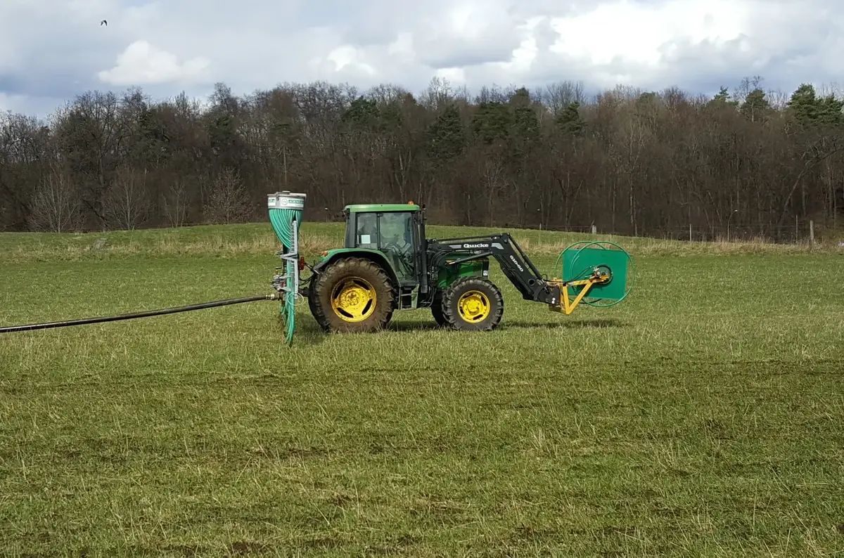 En traktor på jordet. 