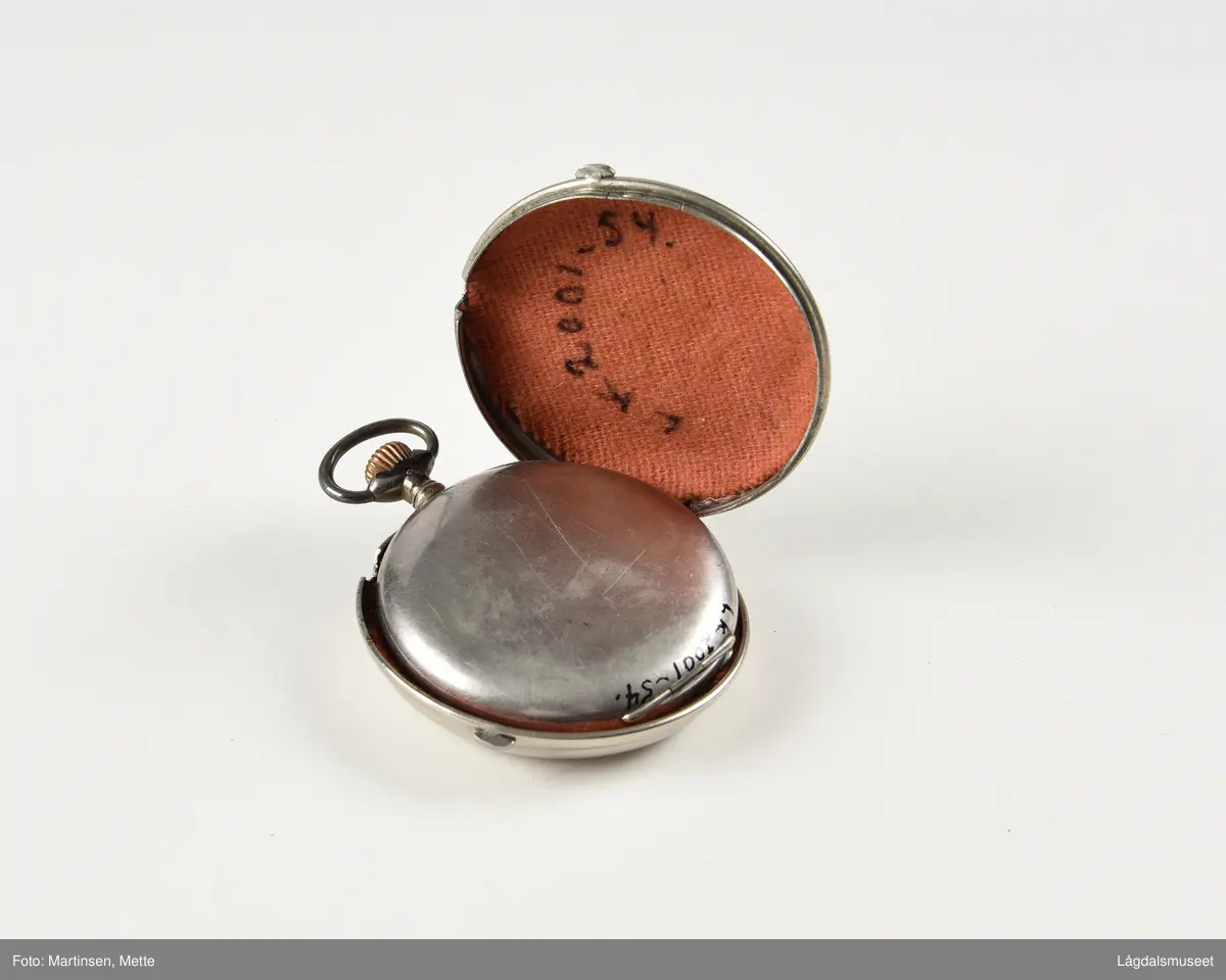 Lommeur i klokkekasse med glass. 
