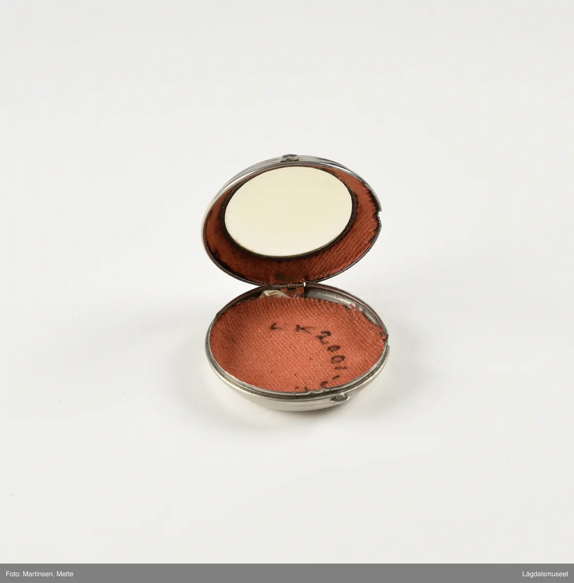 Lommeur i klokkekasse med glass. 
