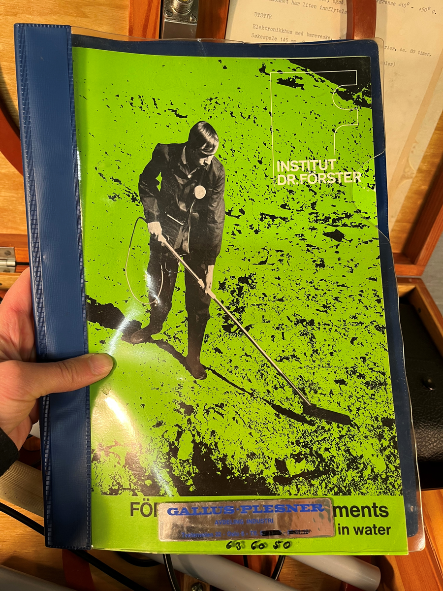 Sammenleggbar metalldetektor oppbevart i trekoffert. Bruksanvisning medfølger.