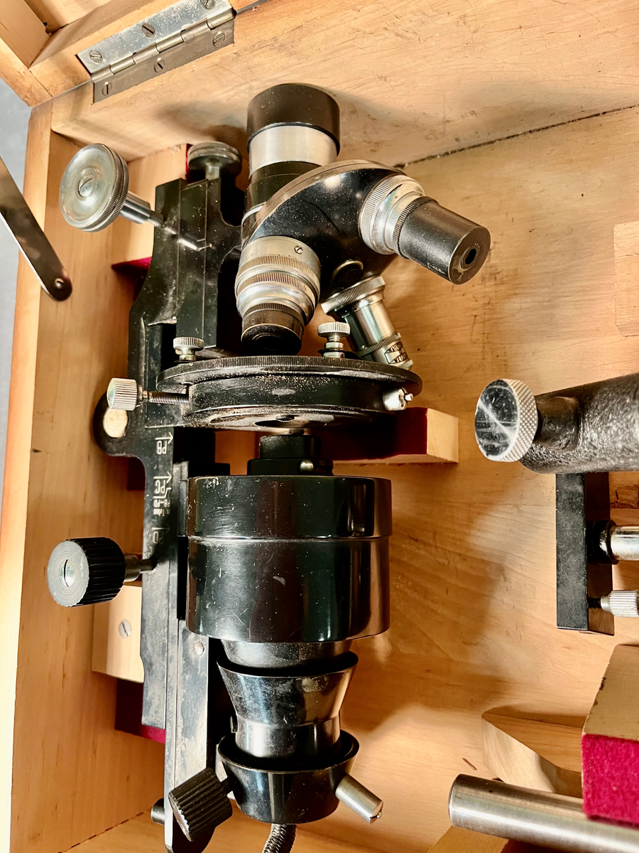 Mikroskop. Demontert og oppbevart i trekoffert.