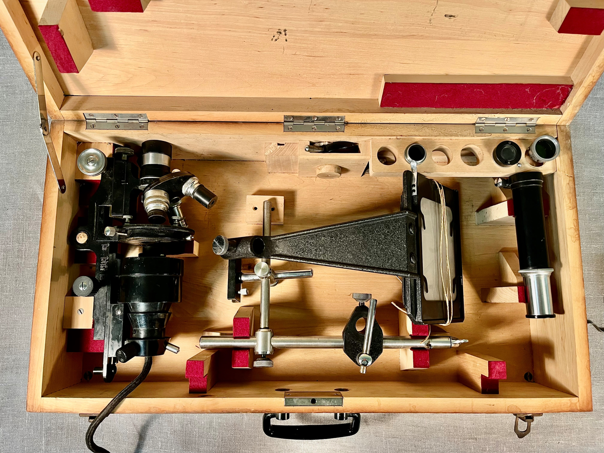 Mikroskop. Demontert og oppbevart i trekoffert.