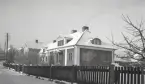 En privatvilla i ett villakvarter en snöig vinterdag. Okänd ort.