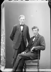 Ateljéporträtt - två unga män, Alunda, Uppland