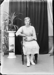 Ateljéporträtt - ung kvinna, Alunda, Uppland