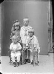 Ateljéporträtt - fyra barn, Alunda, Uppland