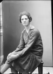 Ateljéporträtt - kvinna, Alunda, Uppland