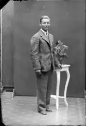 Ateljéporträtt - ung man, Alunda, Uppland