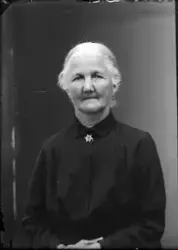 Ateljéporträtt - äldre kvinna, Alunda, Uppland