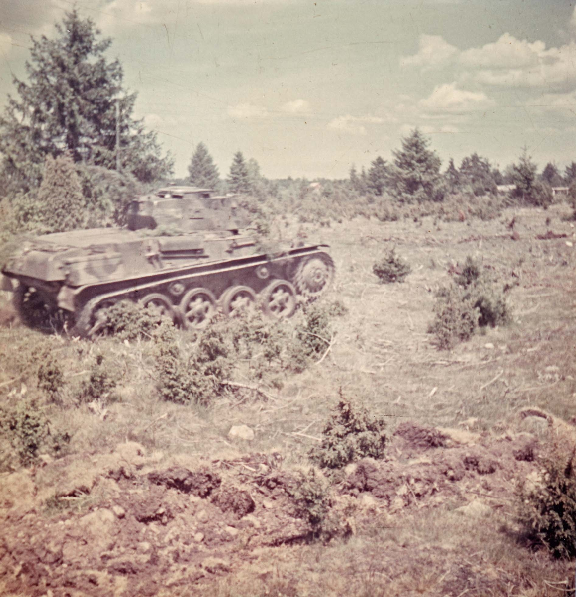 Strv m/40 i terräng.
