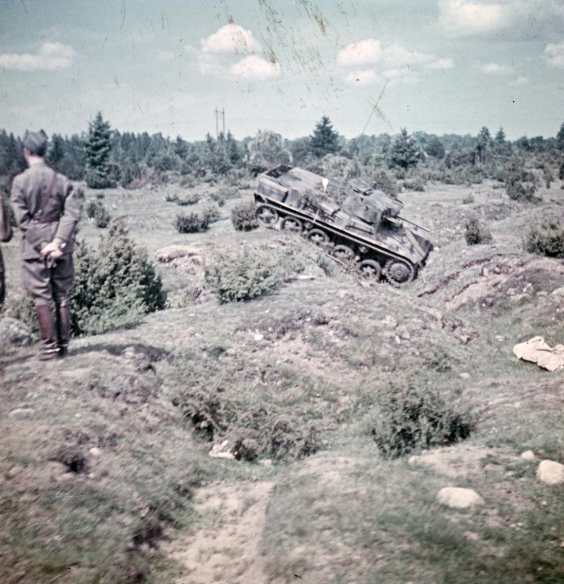 Tre bilder på Strv m/40 i terräng.