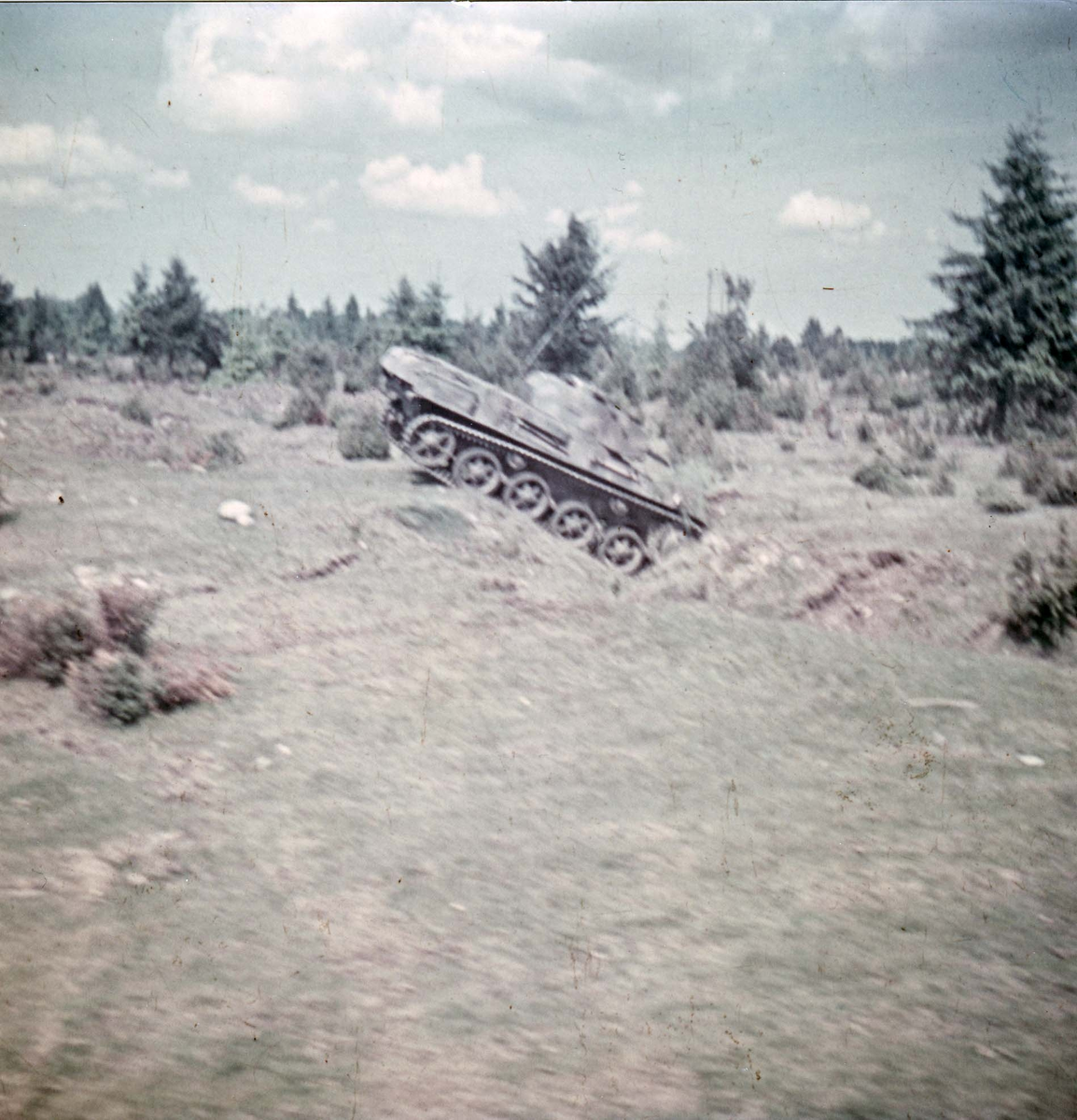 Tre bilder på Strv m/40 i terräng.