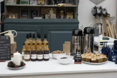 Varer i gårdsbutikken på Gartneriet. 